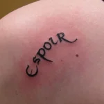 Un tatouage qui représente un lettrage.