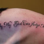 Un tatouage qui représente un lettrage.