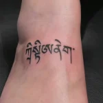 Un tatouage qui représente un lettrage.