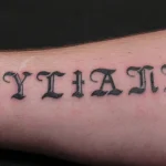 Un tatouage qui représente un lettrage.