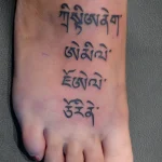 Un tatouage qui représente un lettrage.