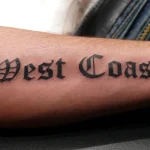 Un tatouage qui représente un lettrage.