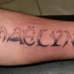 Un tatouage qui représente un lettrage.