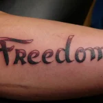 Un tatouage qui représente un lettrage.