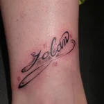 Un tatouage qui représente un lettrage.