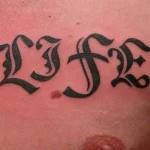 Un tatouage qui représente un lettrage.