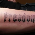 Un tatouage qui représente un lettrage.