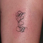 Un tatouage qui représente un lettrage.