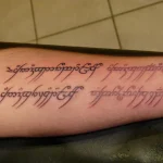 Un tatouage qui représente un lettrage.