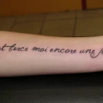 Un tatouage qui représente un lettrage.