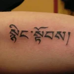 Un tatouage qui représente un lettrage.