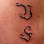 Un tatouage qui représente un lettrage.