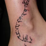 Un tatouage qui représente un lettrage.