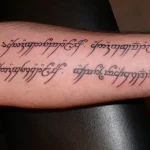 Un tatouage qui représente un lettrage.