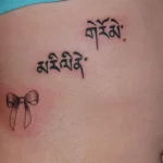 Un tatouage qui représente un lettrage.