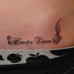 Un tatouage qui représente un lettrage.