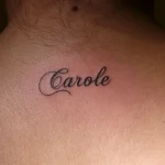 Un tatouage qui représente un lettrage.