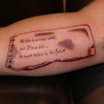 Un tatouage qui représente un lettrage.
