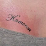 Un tatouage qui représente un lettrage.