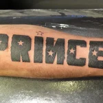 Un tatouage qui représente un lettrage.