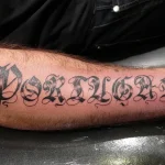 Un tatouage qui représente un lettrage.
