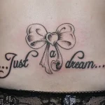 Un tatouage qui représente un lettrage.