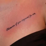 Un tatouage qui représente un lettrage.