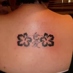 Un tatouage qui représente un lettrage.