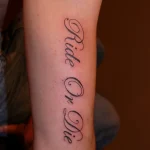 Un tatouage qui représente un lettrage.