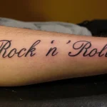 Un tatouage qui représente un lettrage.