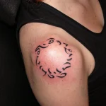 Un tatouage qui représente un lettrage.